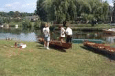 Einsetzen der Boote an der Havel
